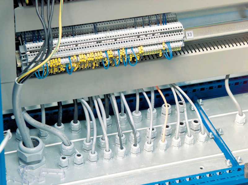Verdrahtungskanal VKW Standard 100x30 mm mit Sollbruchstellen an den Stegen