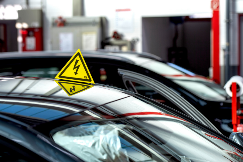 Tetraedrisches Warnzeichen "Gefährliche elektrische Spannung" mit Magnetfuß